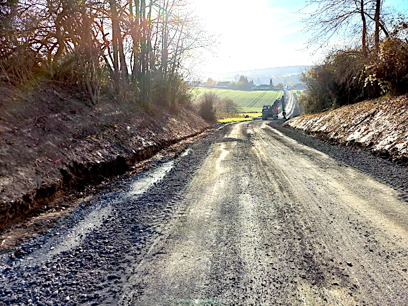 Straßenbau, Straße mit bereits abgetragener Teerschicht während der Sanierung